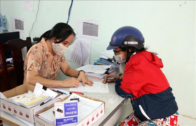 Quyết định về việc phê duyệt danh sách và kinh phí hỗ trợ người lao động tạm hoãn thực hiện hợp đồng lao động, nghỉ việc không hưởng lương gặp khó khăn do đại dịch COVID-19 (đợt 44) trên địa bàn huyện Ea H’leo