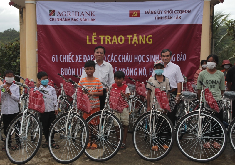 Trao tặng xe đạp cho học sinh tại buôn kết nghĩa Liêng Krắk