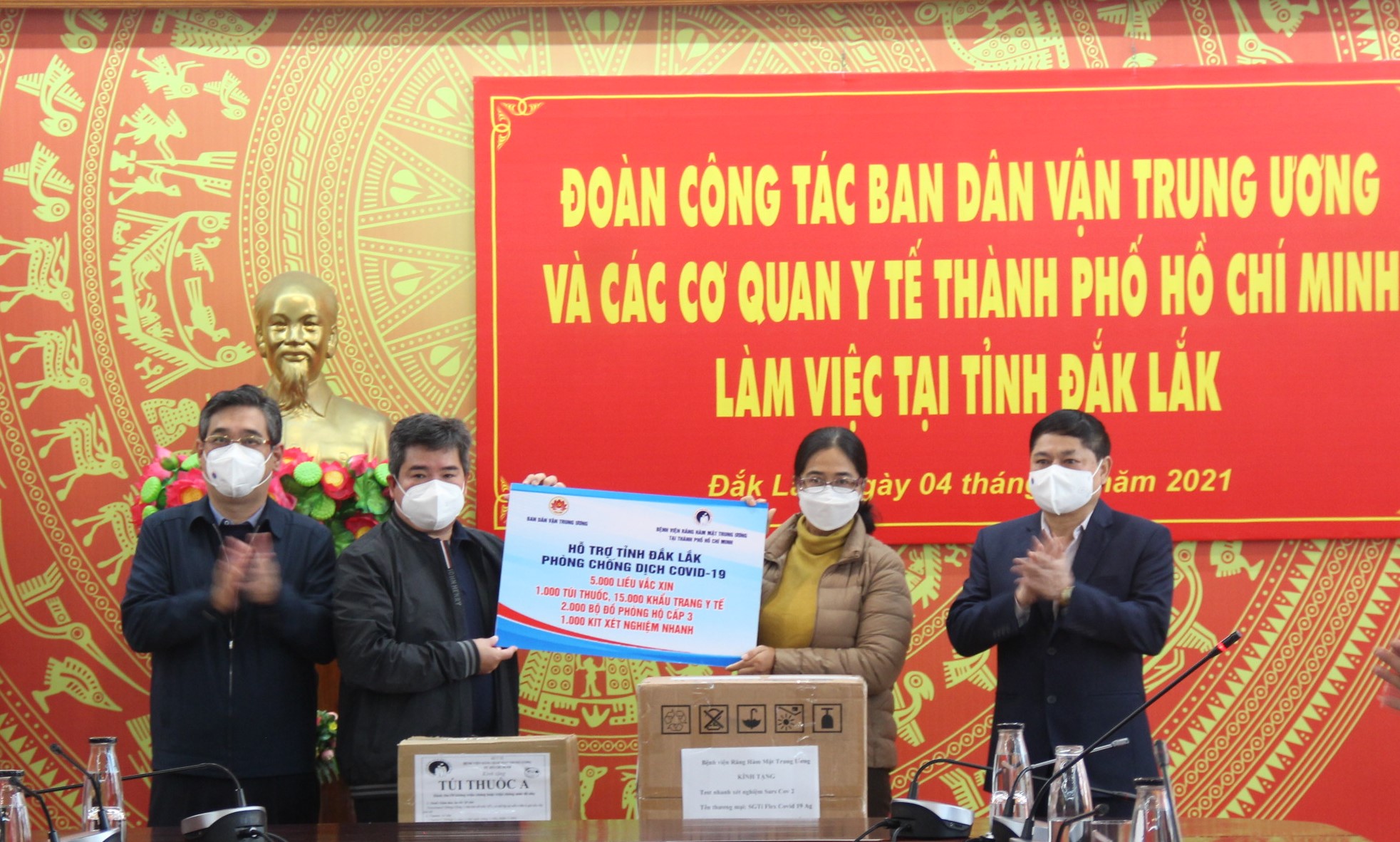 Đoàn công tác Ban Dân vận Trung ương trao tặng vật tư y tế hỗ trợ Đắk Lắk phòng chống dịch COVID-19