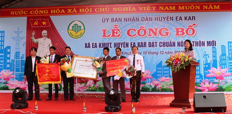 Xã Ea Kmút, huyện Ea Kar đón nhận danh hiệu nông thôn mới
