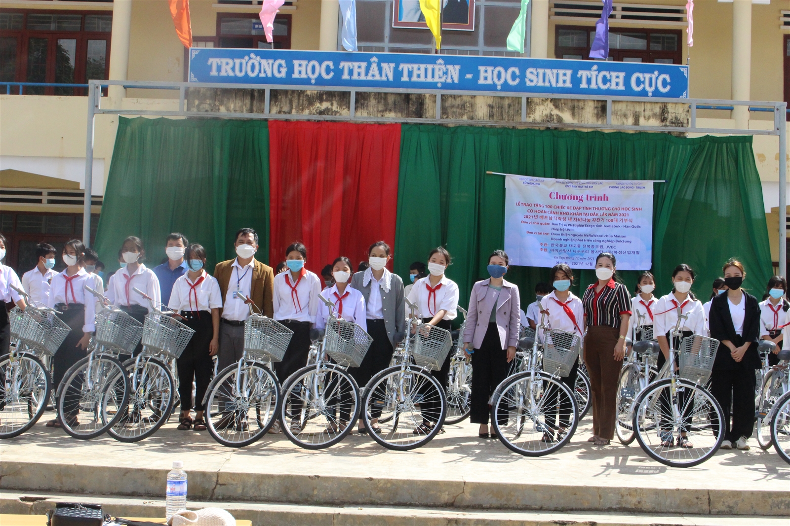 Trao tặng xe đạp, học bổng cho trẻ em có hoàn cảnh khó khăn huyện Lắk, Ea Súp, Buôn Đôn và TP. Buôn Ma Thuột