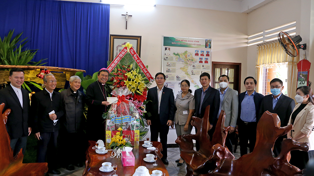 Đoàn công tác của Bí thư Tỉnh ủy Nguyễn Đình Trung chúc mừng Lễ Giáng sinh tại Tòa Giám mục Ban Mê Thuột