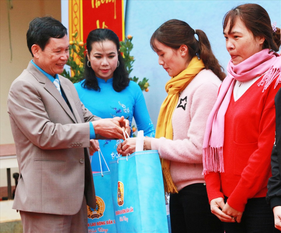 Công đoàn Đắk Lắk hỗ trợ đưa đón công nhân khó khăn về quê dịp Tết