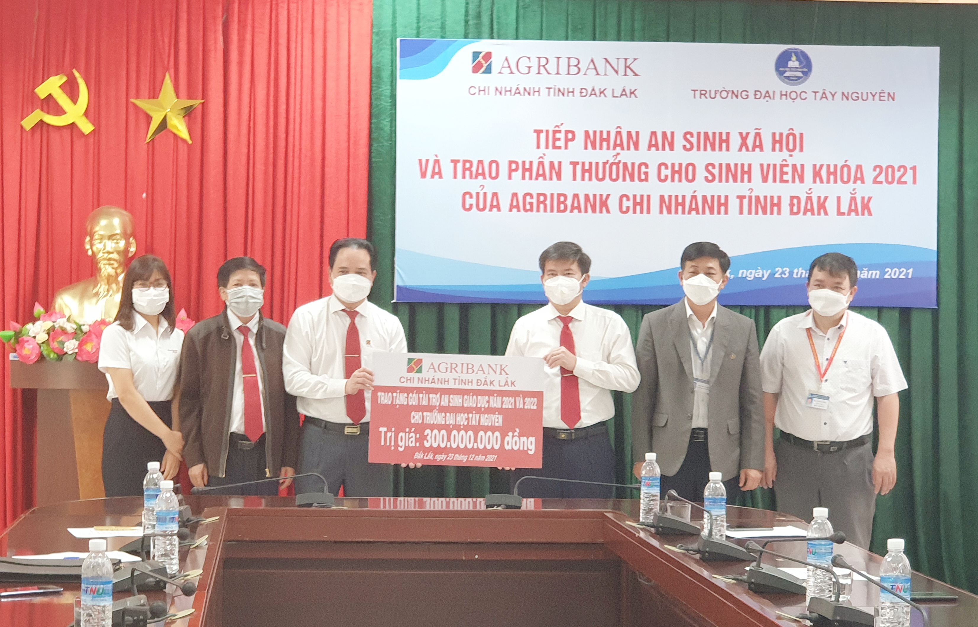 Agribank tỉnh Đắk Lắk trao tặng gói “An sinh xã hội” cho Trường Đại học Tây Nguyên