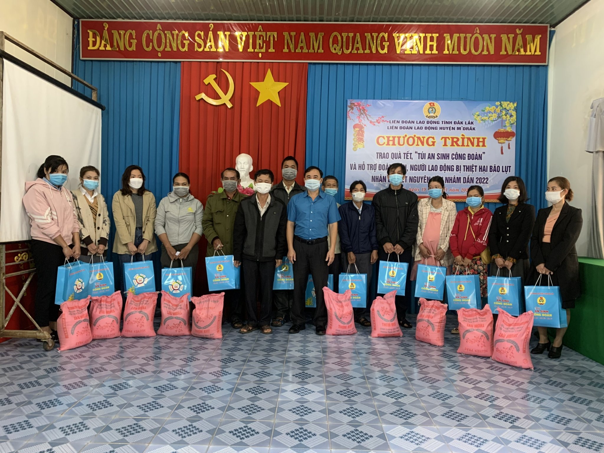 Liên đoàn lao động huyện M'Drắk hỗ trợ đoàn viên, người lao động nhân dịp Tết Nguyên đán Nhâm Dần 2022