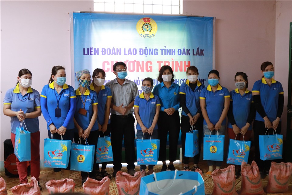 Công đoàn Đắk Lắk hỗ trợ 3.500 “Túi An sinh công đoàn” và 500 suất quà tết cho đoàn viên, người lao động