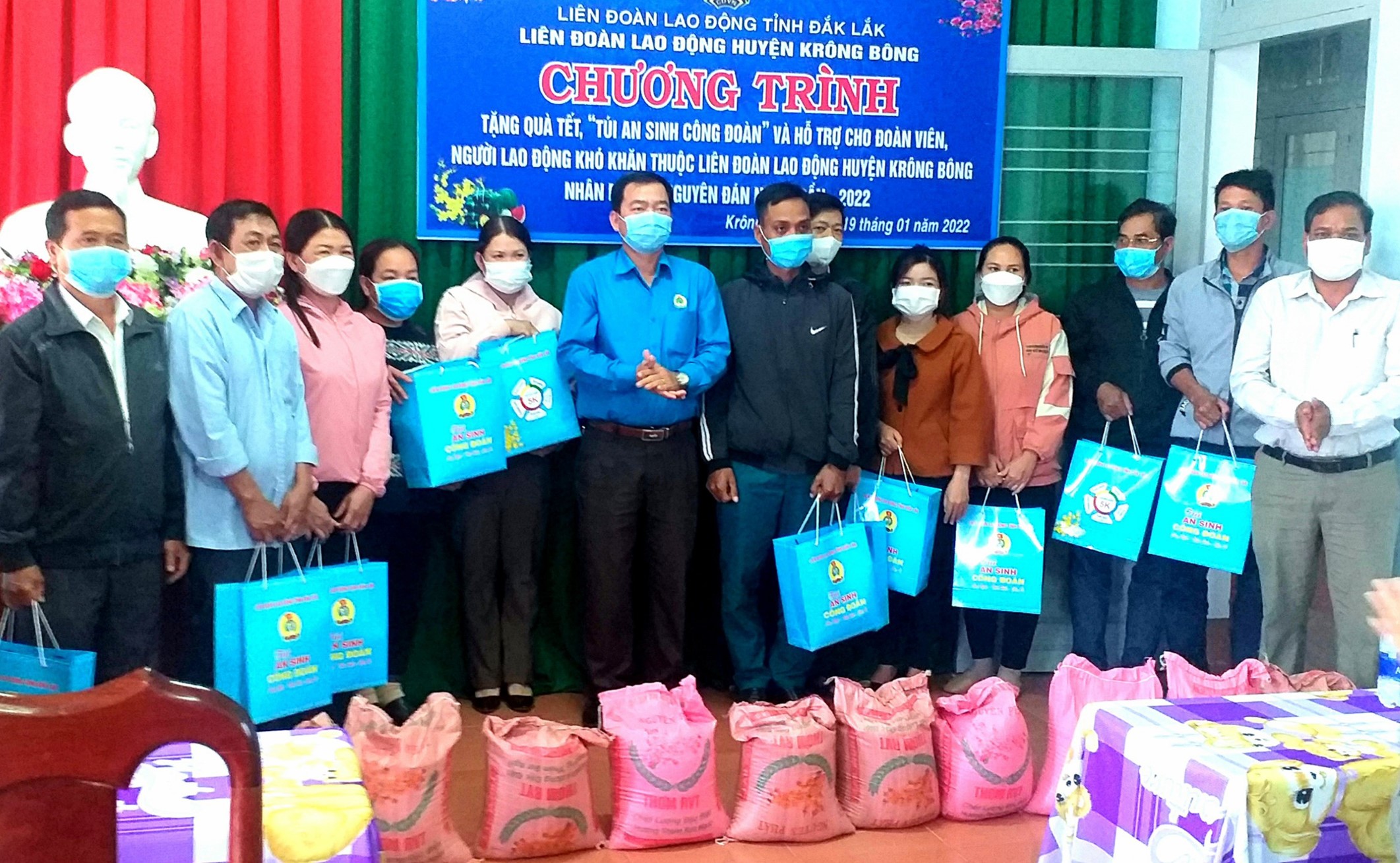 Liên đoàn lao động huyện Krông Bông tặng quà cho đoàn viên, người lao động khó khăn dịp Tết Nguyên đán Nhâm Dần 2022