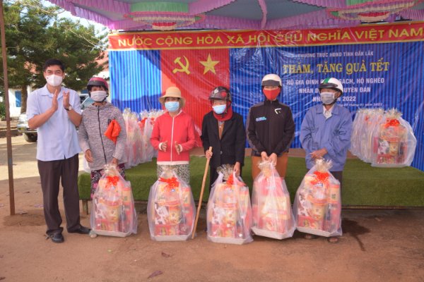 Chủ tịch HĐND tỉnh Y Vinh Tơr trao 40 phần quà Tết cho người dân xã Bình Thuận
