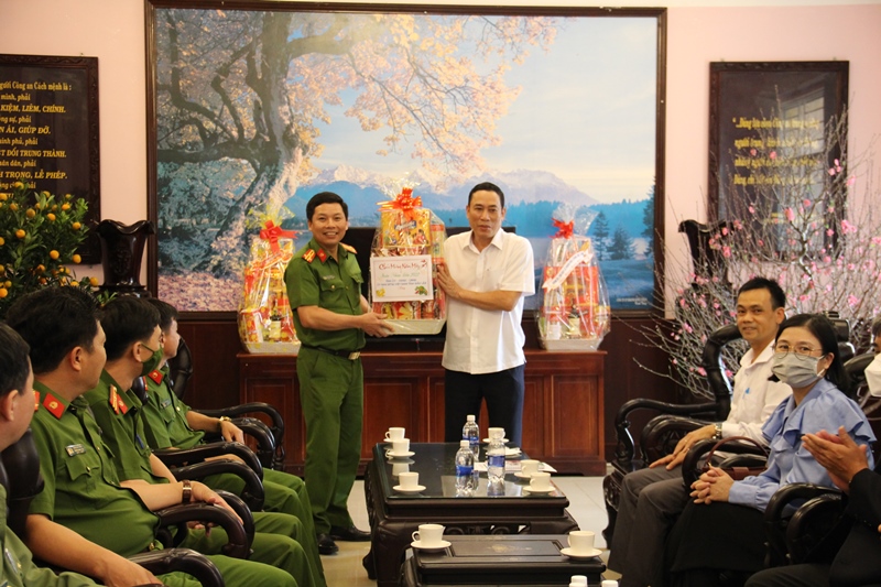 Phó Chủ tịch UBND tỉnh Võ Văn Cảnh thăm và chúc Tết các đơn vị