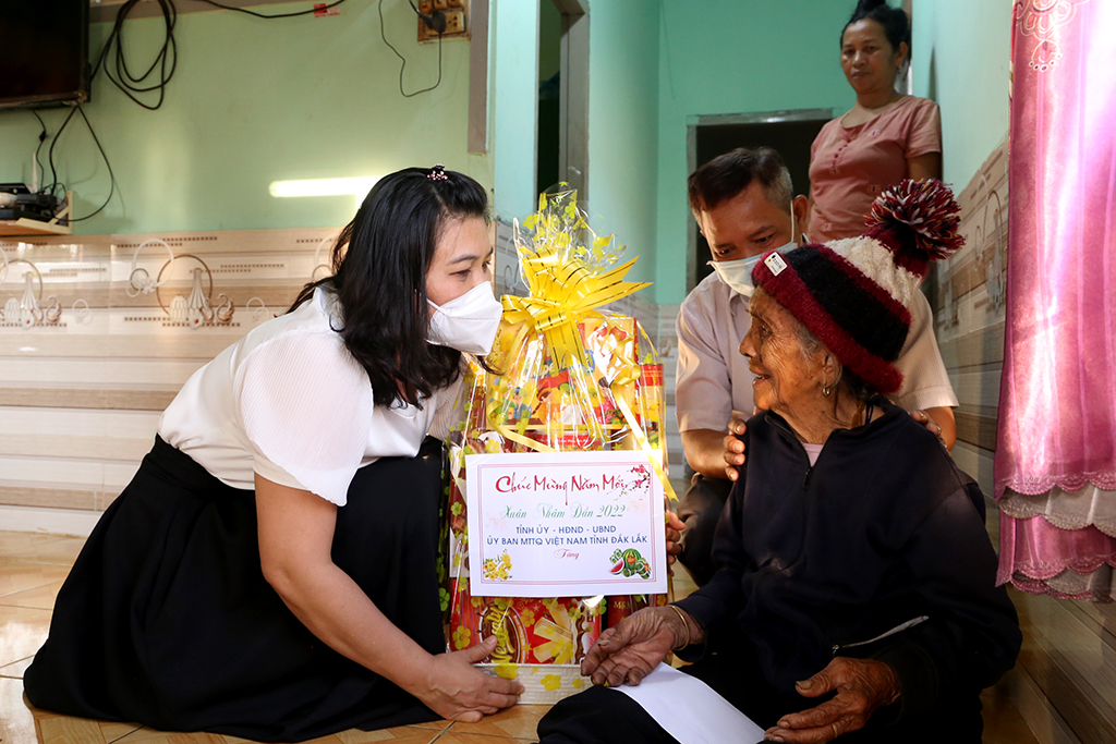 Phó Chủ tịch UBND tỉnh H’ Yim Kđoh thăm, tặng quà Tết tại huyện Lắk