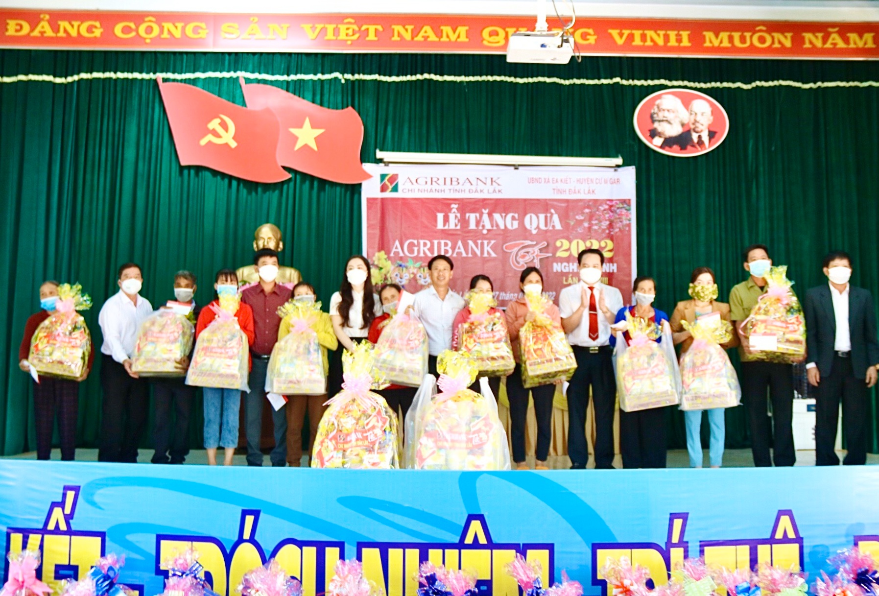 Agribank tỉnh Đắk Lắk tặng quà Tết cho hộ nghèo