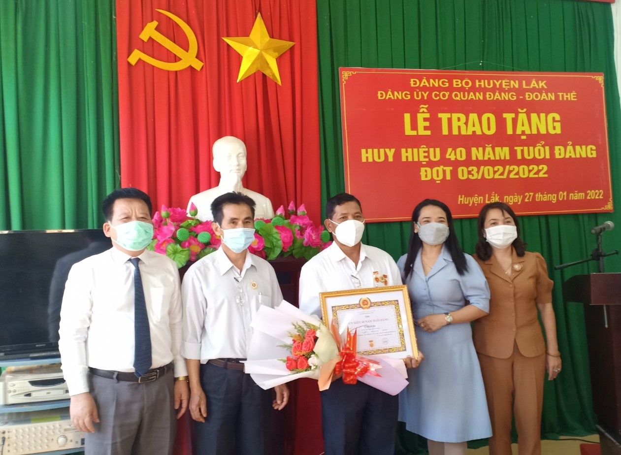 Huyện Lắk trao tặng Huy hiệu Đảng đợt 03/2/2022