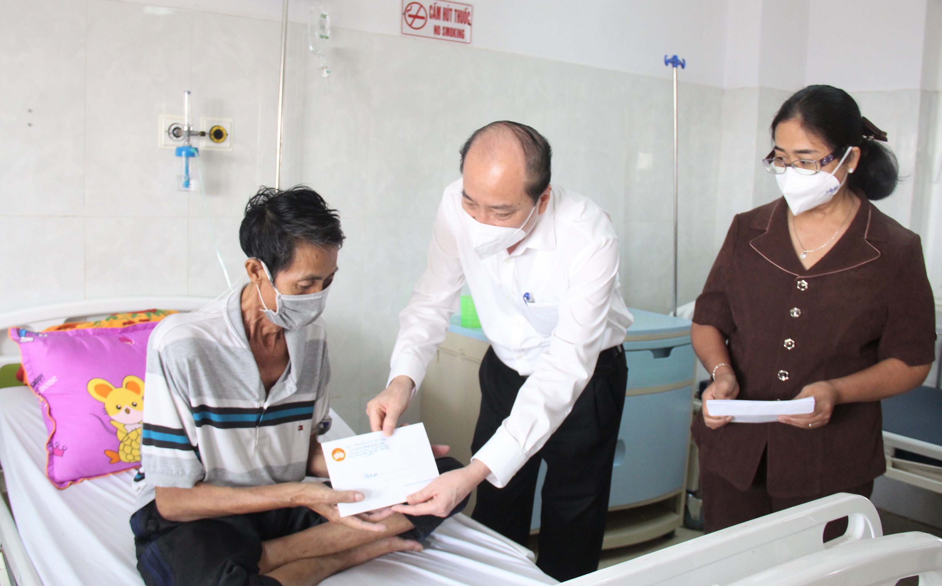 Chủ tịch UBND tỉnh Phạm Ngọc Nghị thăm, tặng quà bệnh nhân nghèo dịp Tết Nguyên đán Nhâm Dần 2022
