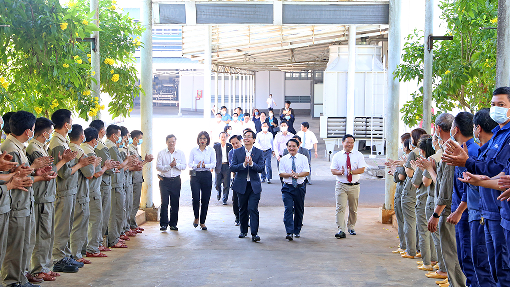 The delegation of the Secretary of the Provincial Party Committee visits Sai Gon - Mien Trung Beer Joint Stock Company on the occasion of Lunar New Year