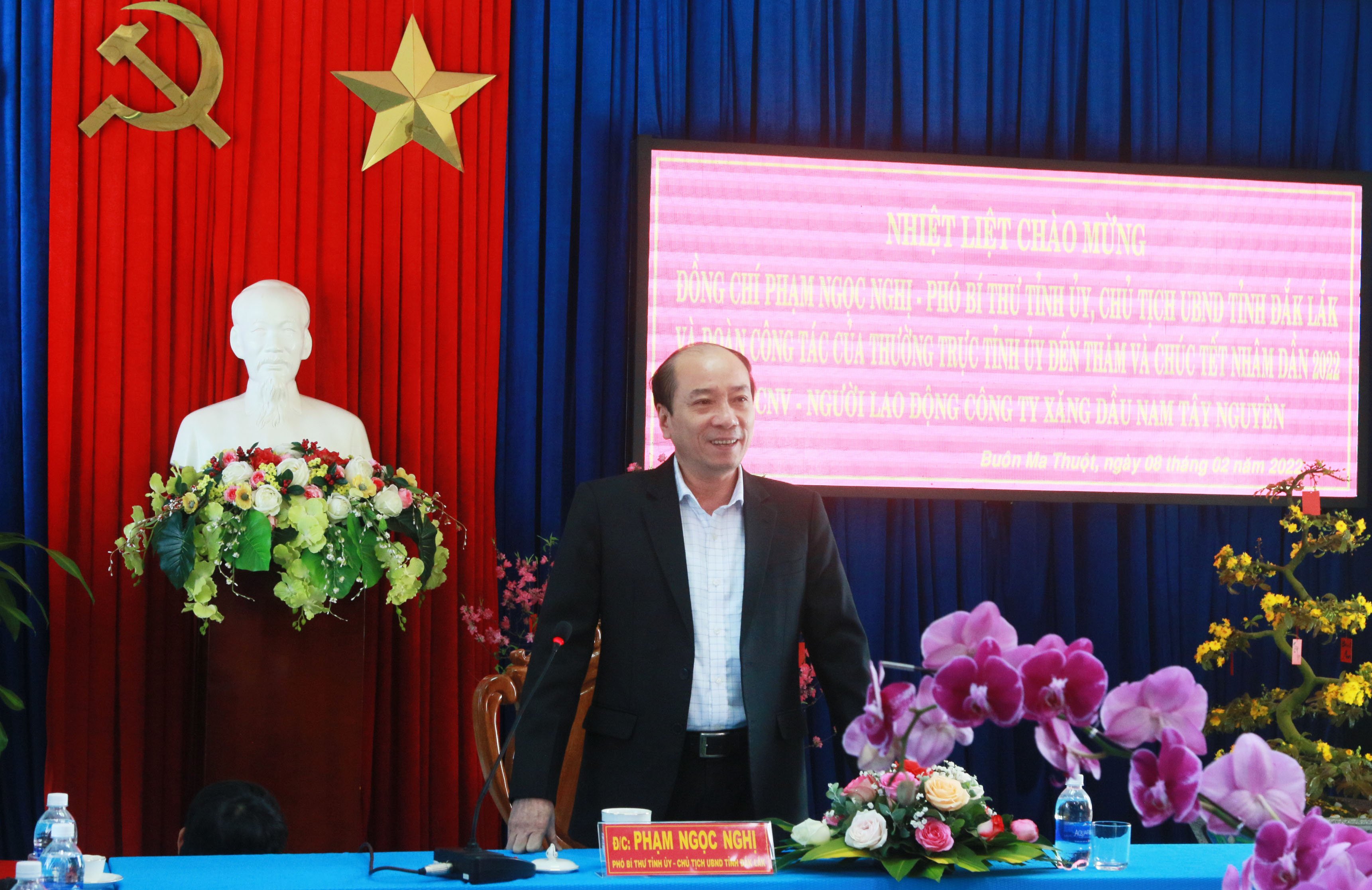 Chairman of the People's Committee of Dak Lak Province Pham Ngoc Nghi visits the South Central Highlands Petroleum Company on the occasion of Lunar New Year 2022
