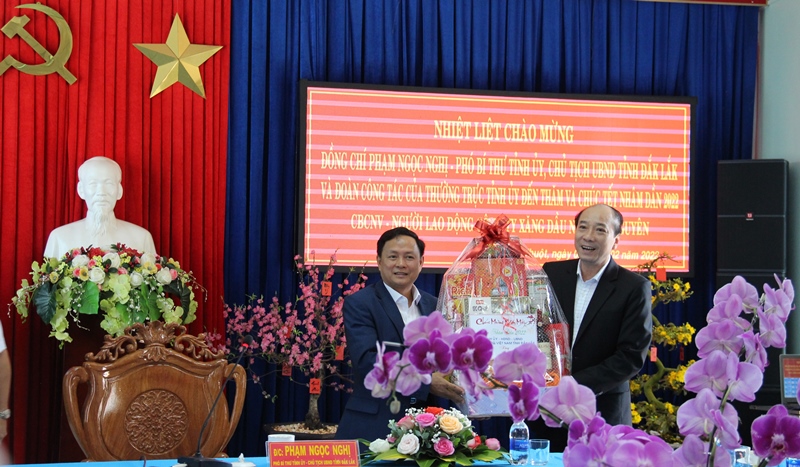Chủ tịch UBND tỉnh Phạm Ngọc Nghị thăm chúc Tết Công ty Xăng dầu Nam Tây Nguyên