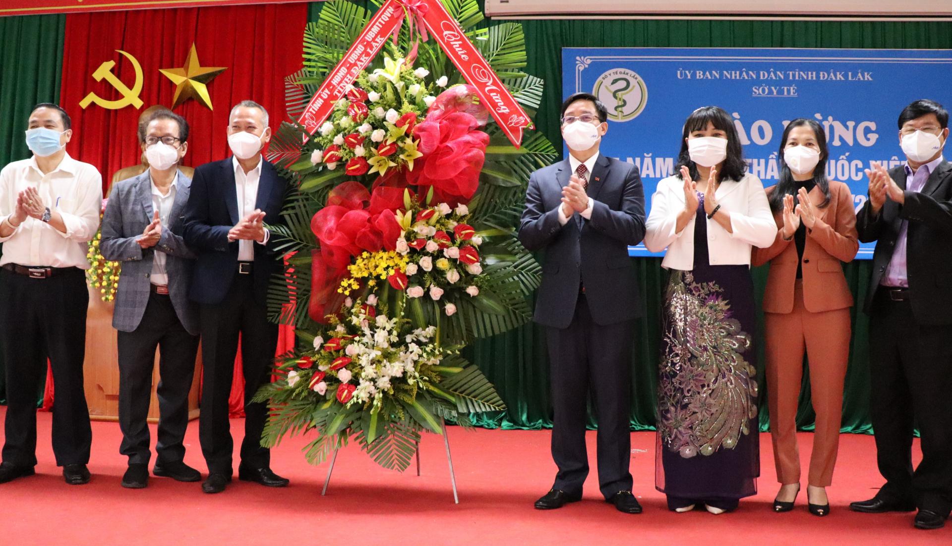Lãnh đạo tỉnh thăm, chúc mừng ngành y tế nhân Ngày Thầy thuốc Việt Nam