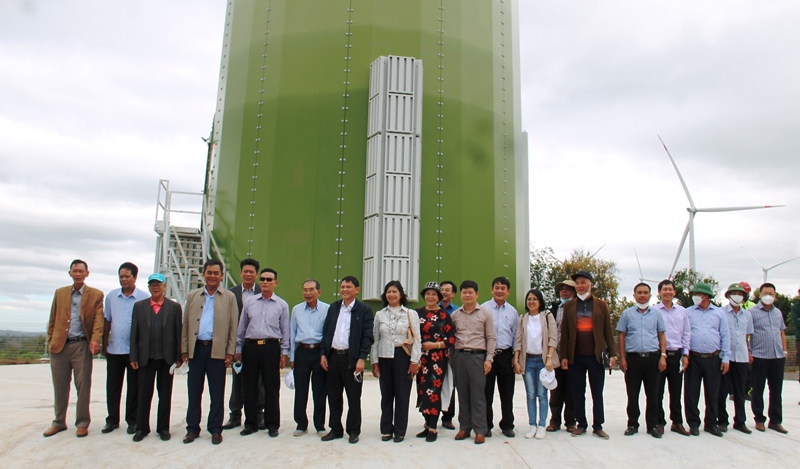 Các đồng chí nguyên lãnh đạo tỉnh đi thăm dự án trọng điểm tại huyện Ea H’leo