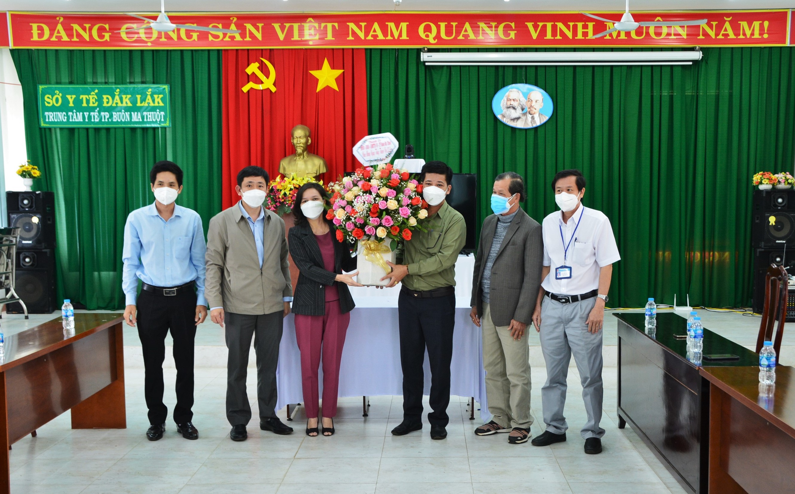 Lãnh đạo Thành ủy Buôn Ma Thuột thăm, chúc mừng cơ sở y tế nhân kỷ niệm 67 năm Ngày thầy thuốc Việt Nam