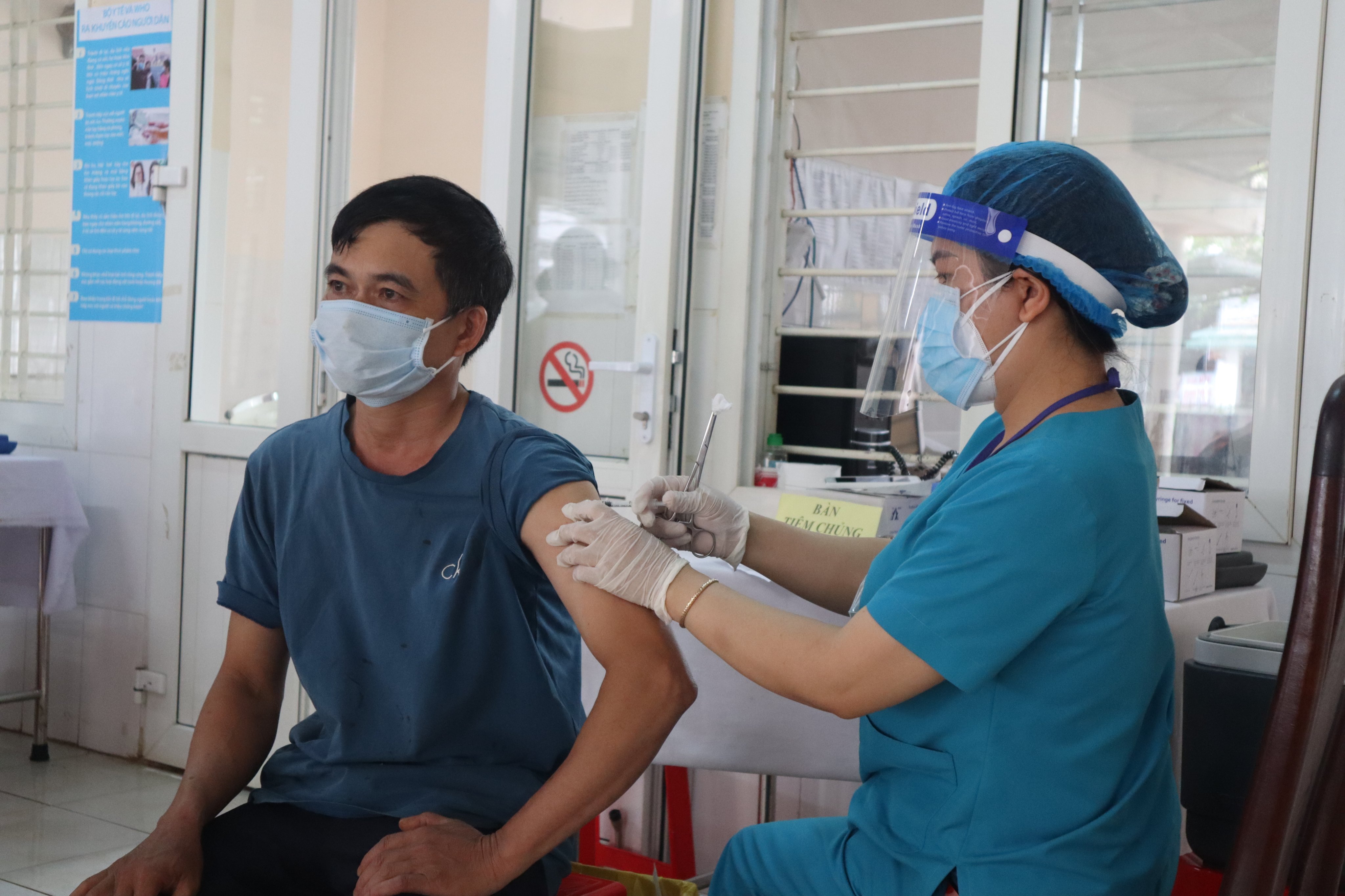 Tiếp nhận, bảo quản, phân phối và sử dụng vắc xin phòng COVID-19 đợt 19, tỉnh Đắk Lắk năm 2022