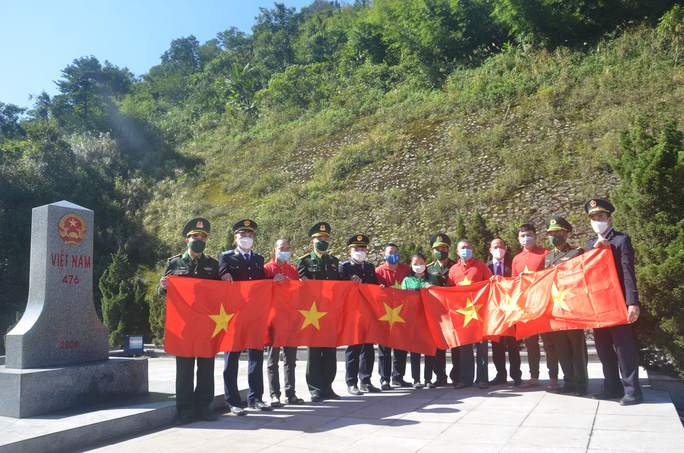 Trao tặng 10.000 lá cờ Tổ quốc cho đồng bào vùng biên giới tỉnh Đắk Lắk