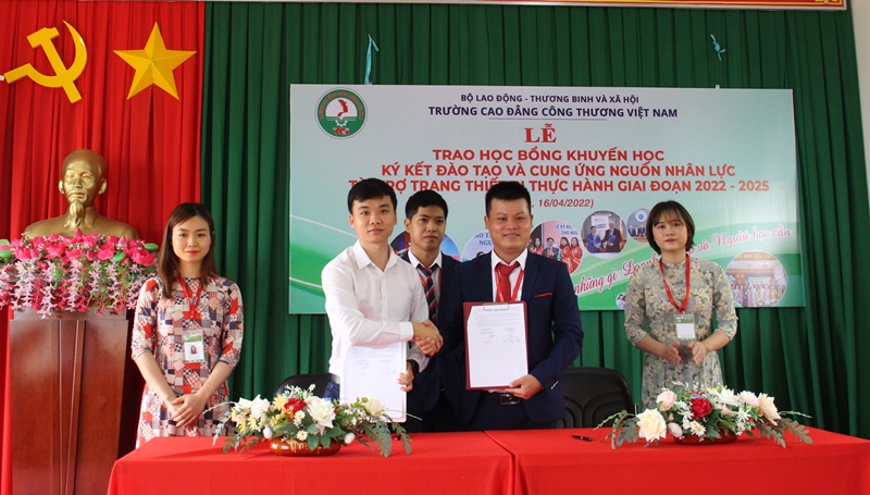 VCI cơ sở tại Đắk Lắk trao 37 suất học bổng cho sinh viên nghèo vượt khó