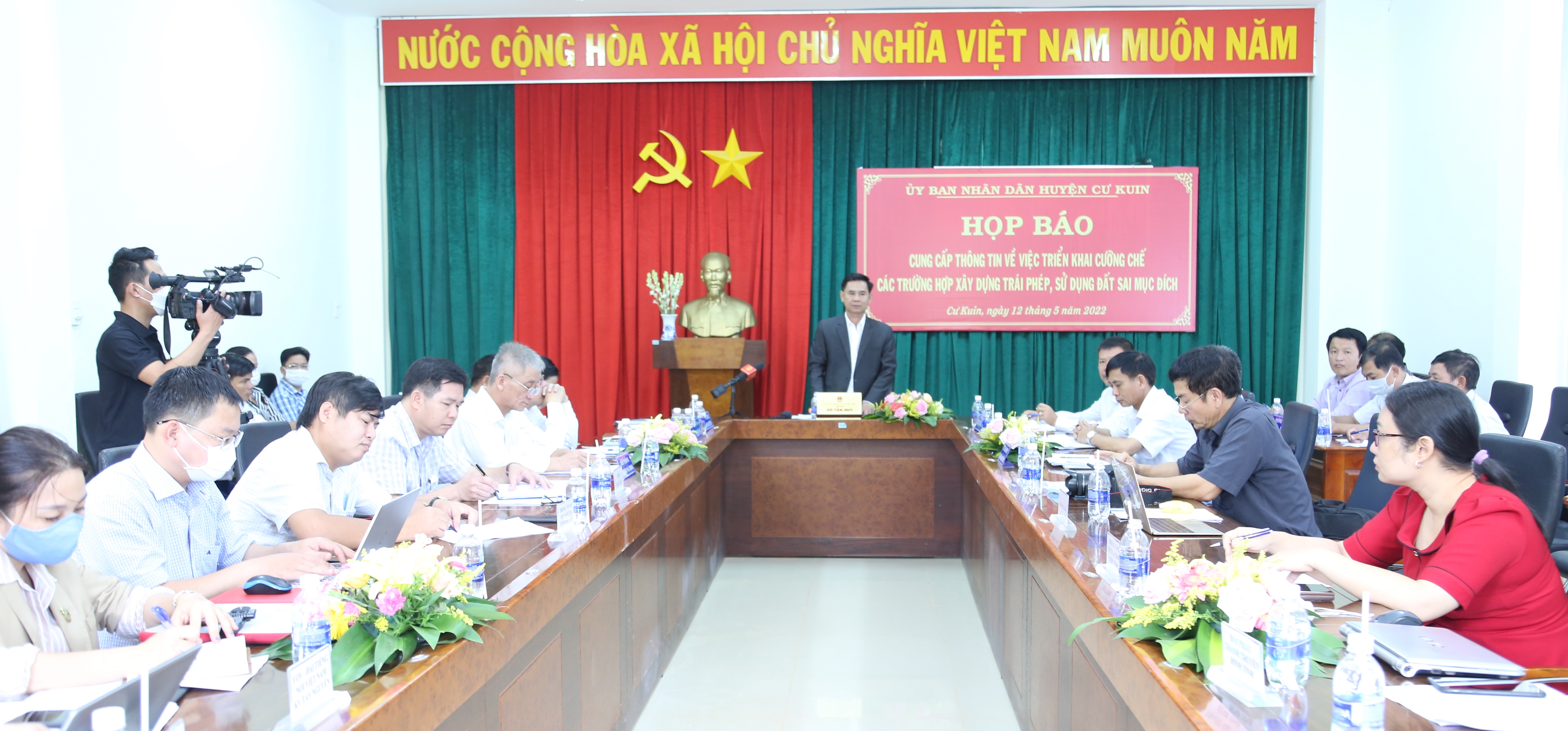 UBND huyện Cư Kuin họp báo về việc triển khai cưỡng chế các trường hợp xây dựng trái phép, sử dụng đất sai mục đích