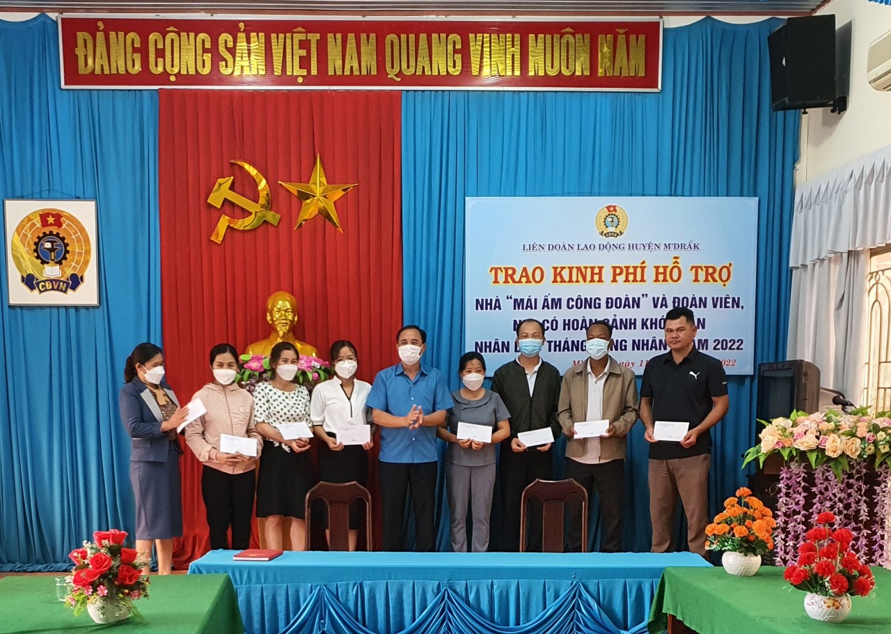 Liên đoàn lao động huyện M’Đrắk trao kinh phí hỗ trợ xây dựng nhà mái ấm công đoàn