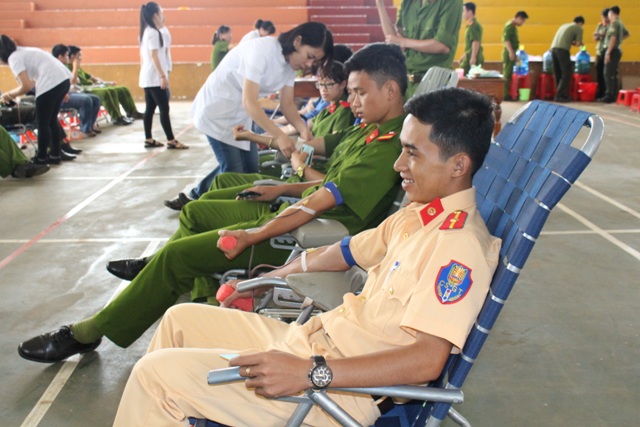 Hơn 250 đoàn viên thanh niên Công an tỉnh tham gia hiến máu tình nguyện.