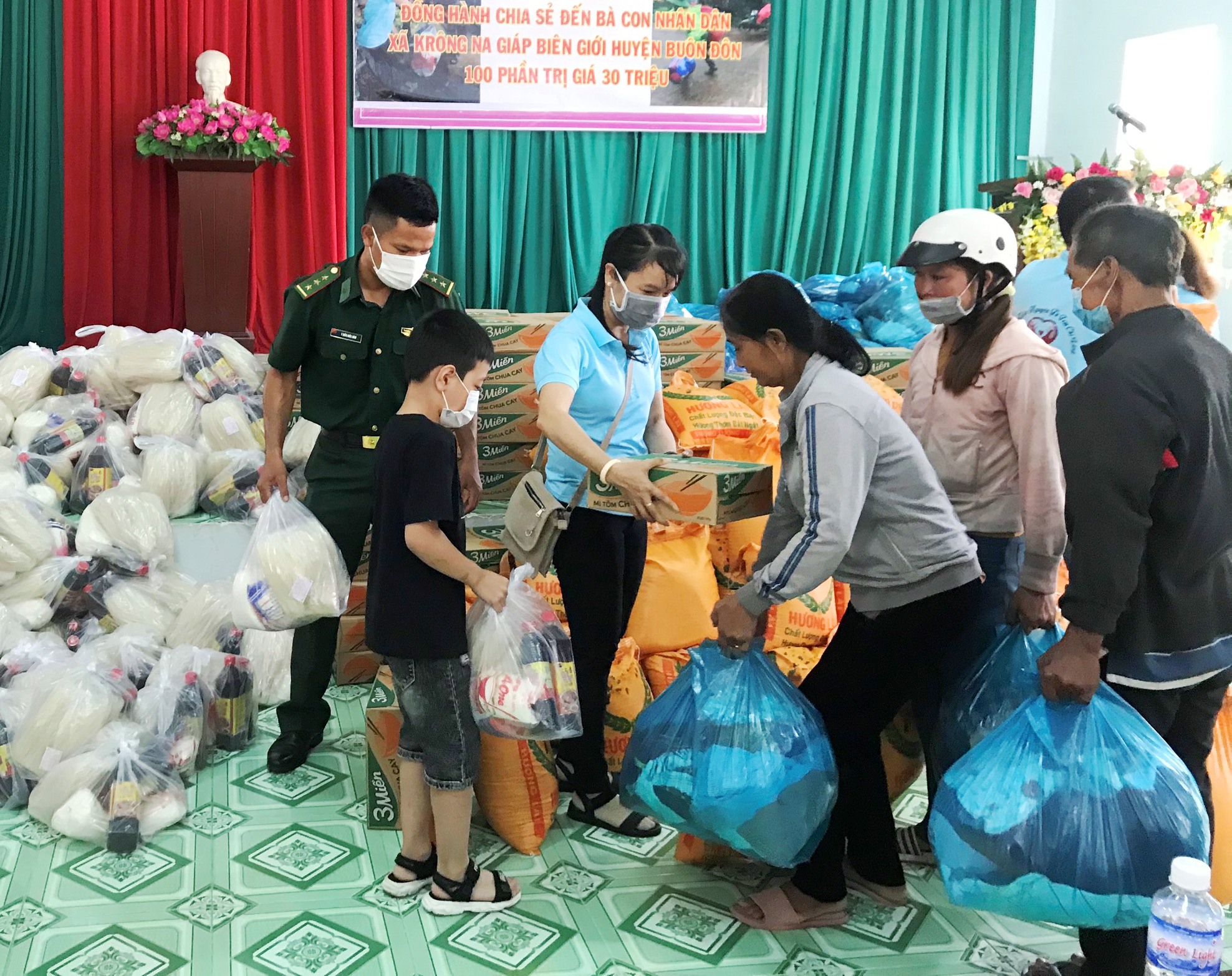 Trao 100 suất quà cho gia đình đặc biệt khó khăn tại xã biên giới Krông Na