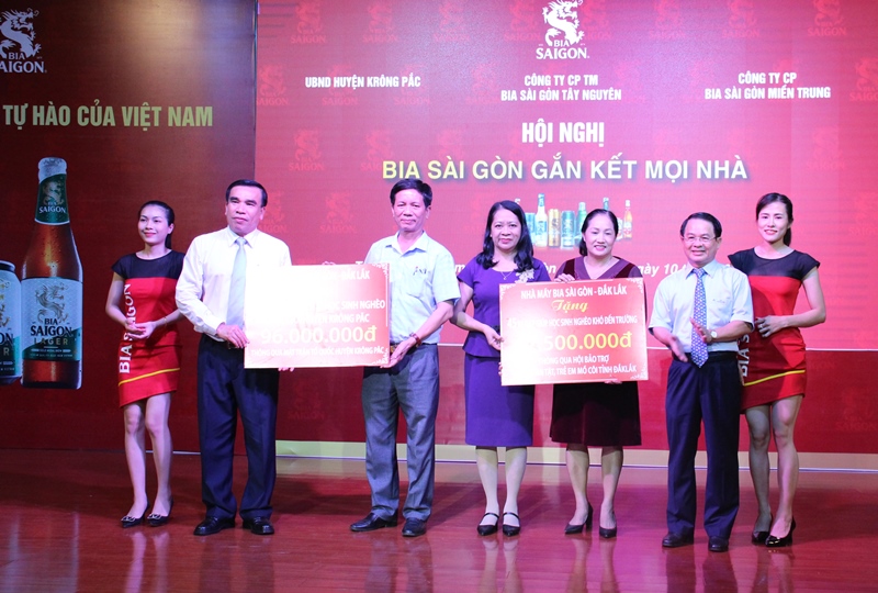 Chương trình “Bia Sài Gòn gắn kết mọi nhà” trao gần 320 triệu đồng cho công tác an sinh xã hội