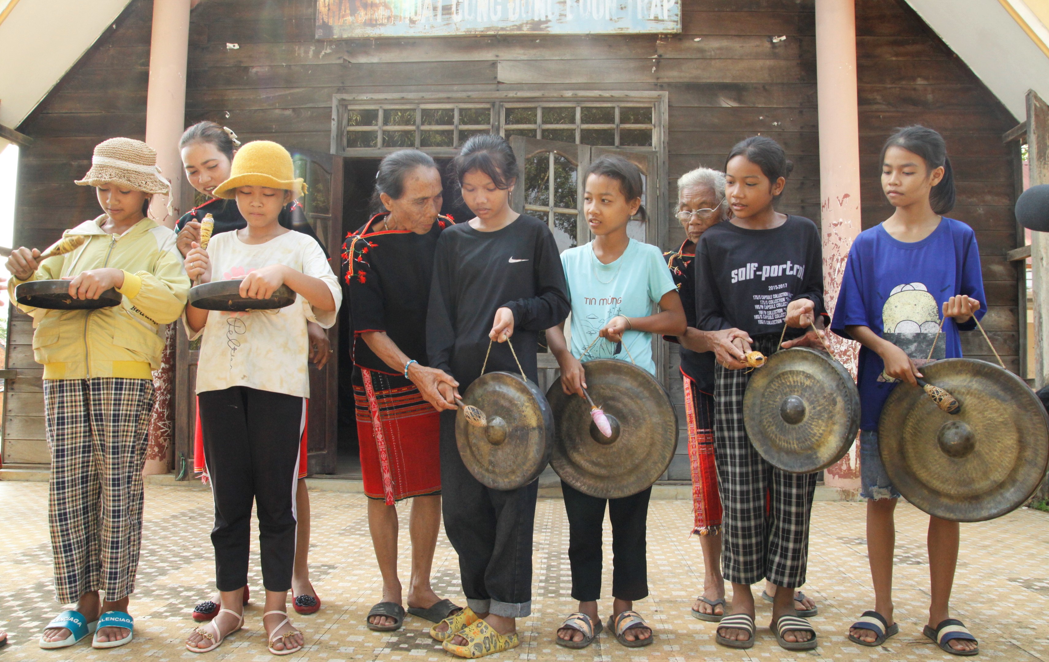 Khai giảng 2 lớp truyền dạy đánh chiêng tại huyện Krông Ana