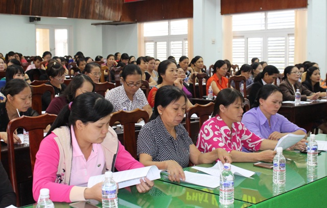 Tập huấn truyền thông và tư vấn pháp luật về quyền và nghĩa vụ của Phụ nữ trong Hiến pháp và pháp luật Việt Nam.