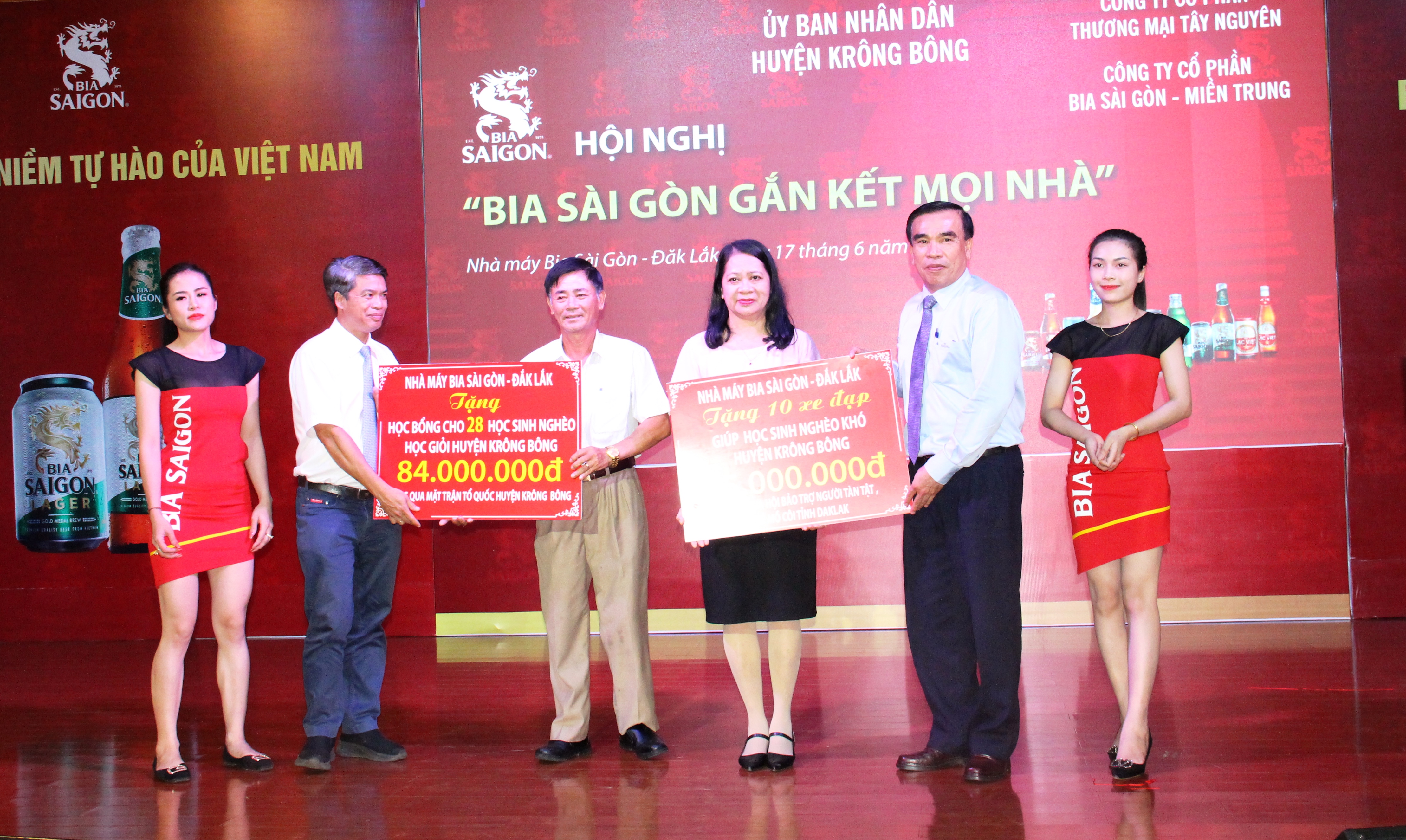 Hội nghị “Bia Sài Gòn gắn kết mọi nhà”: Trao 99 triệu đồng cho học sinh nghèo, khó khăn của huyện Krông Bông