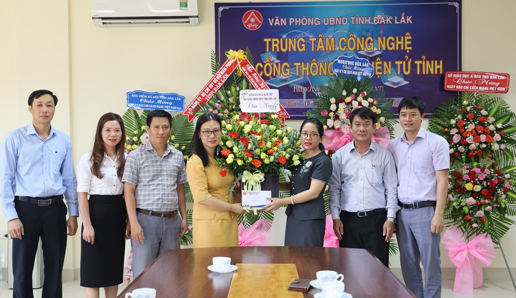 Các đơn vị chúc mừng Trung tâm Công nghệ và Cổng thông tin điện tử tỉnh nhân Ngày báo chí cách mạng Việt Nam