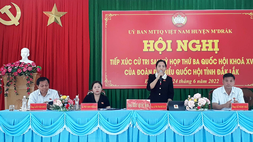 Đoàn đại biểu Quốc hội tiếp xúc cử tri tại huyện M’Drắk