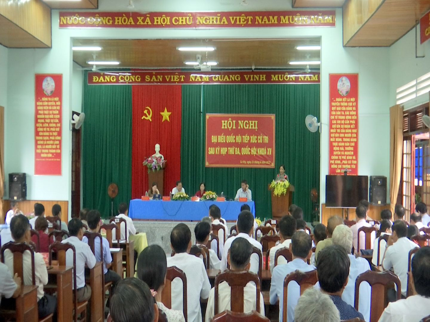 Bí thư Trung ương Đảng, Trưởng Ban Dân vận Trung ương Bùi Thị Minh Hoài tiếp xúc cử tri tại xã Cư Kty