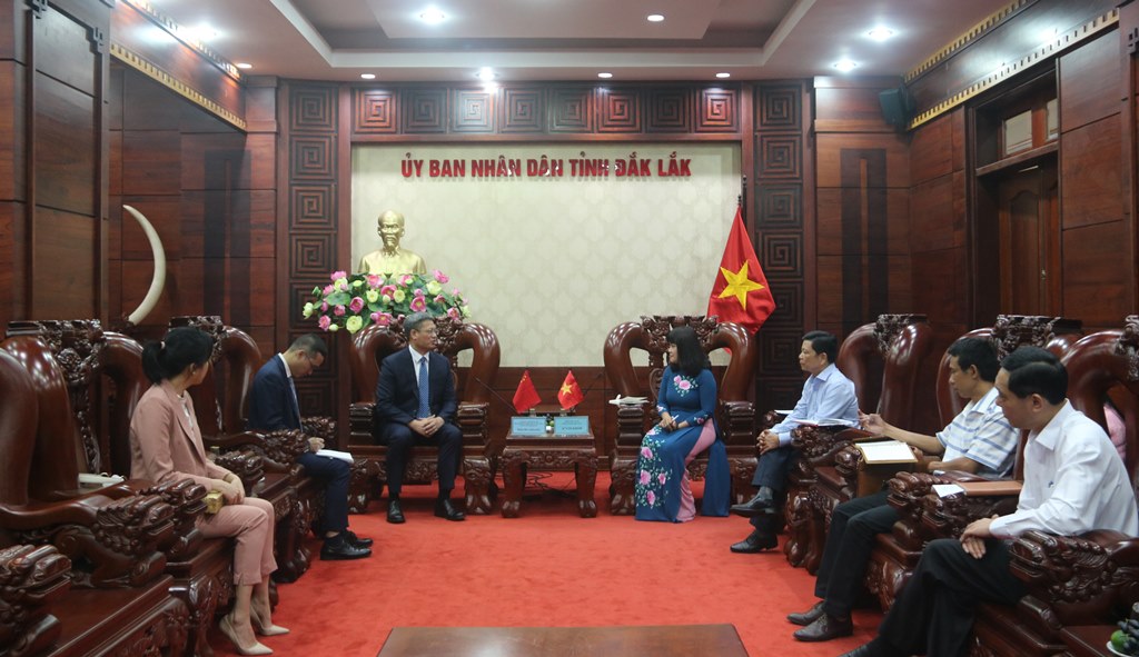 Tổng lãnh sự quán Cộng hòa Nhân dân Trung Hoa tại TP. Hồ Chí Minh chào xã giao UBND tỉnh