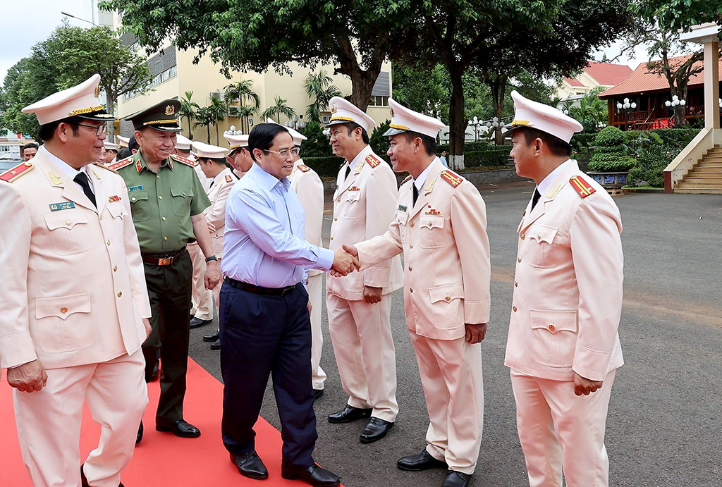 Thủ tướng Chính phủ Phạm Minh Chính kiểm tra công tác sẵn sàng chiến đấu tại Công an tỉnh và Bộ Chỉ huy Quân sự tỉnh
