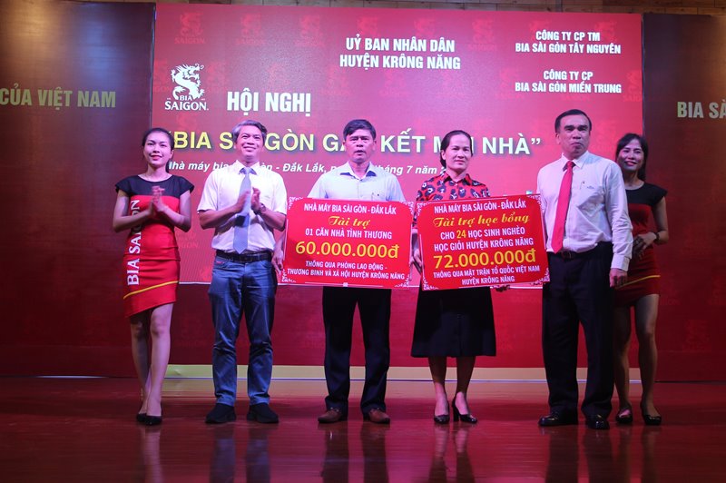 Hội nghị “Bia Sài Gòn gắn kết mọi nhà”: Trao 147 triệu đồng cho học sinh nghèo, khó khăn của huyện Krông Năng
