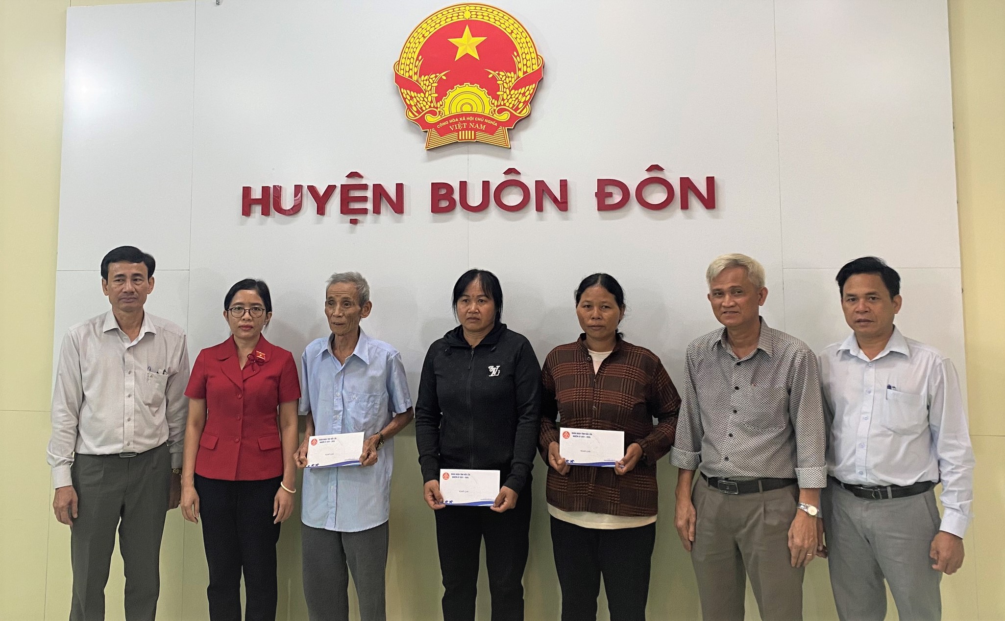Đoàn Đại biểu Quốc hội tỉnh Đắk Lắk thăm hỏi các gia đình chính sách, người có công