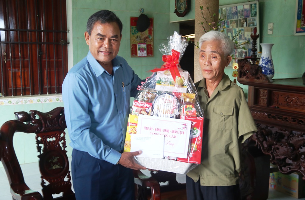 Phó Bí thư Tỉnh ủy Y Biêr Niê thăm, tặng quà người có công tại huyện Ea Kar