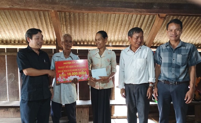 Huyện ủy Lắk trao kinh phí hỗ trợ đảng viên, hội viên khó khăn