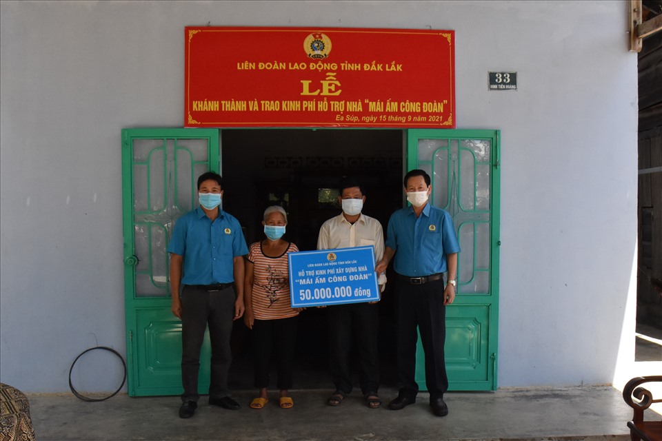 Phấn đấu hỗ trợ xây dựng mới và sửa chữa 80 nhà "Mái ấm công đoàn"