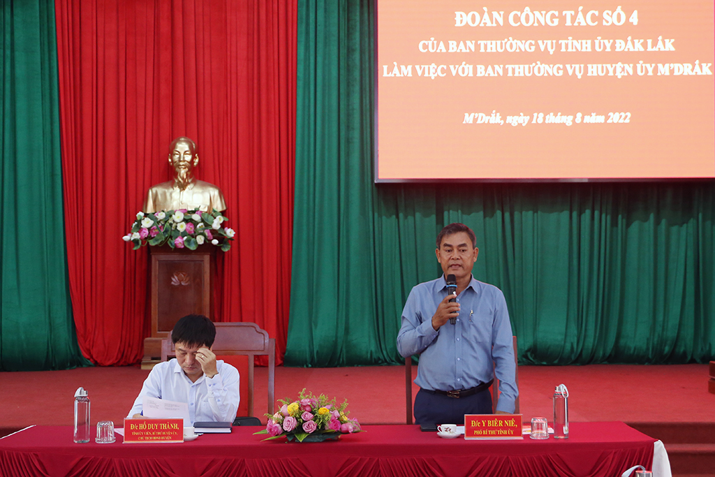 Đoàn công tác của Ban Thường vụ Tỉnh ủy làm việc tại huyện M’ Drắk