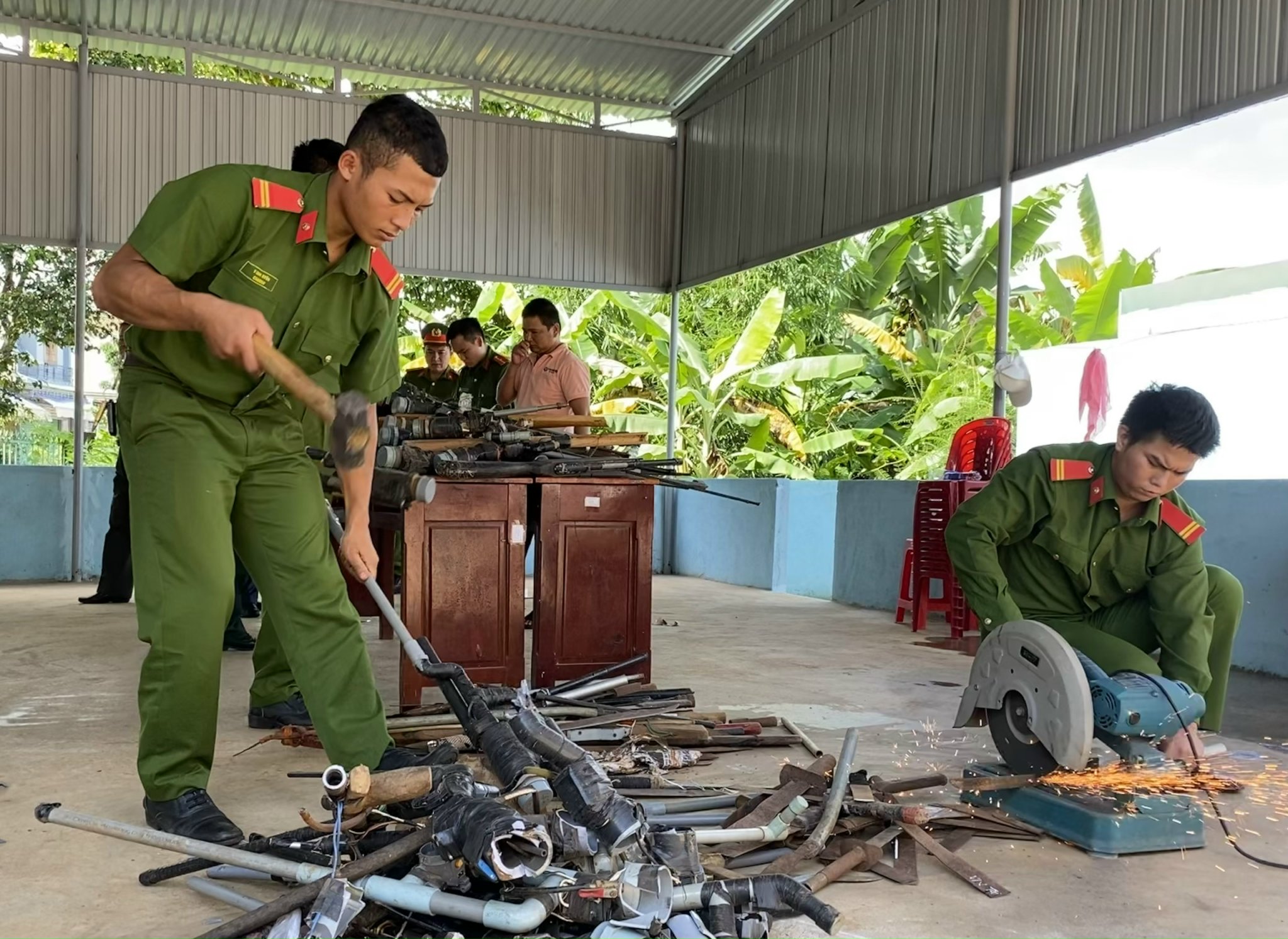 Huyện Cư M’gar tiêu hủy 323 vũ khí, công cụ hỗ trợ thu hồi trong nhân dân