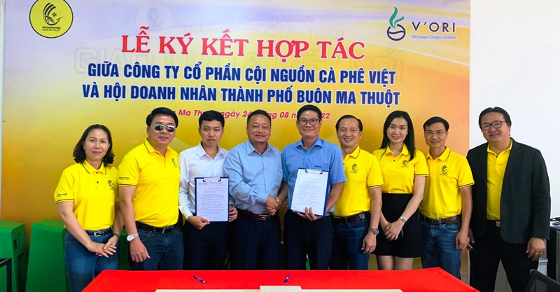 Hội Doanh nhân Thành phố Buôn Ma Thuột và Công ty CP Cội Nguồn Cà Phê Việt ký kết hợp tác