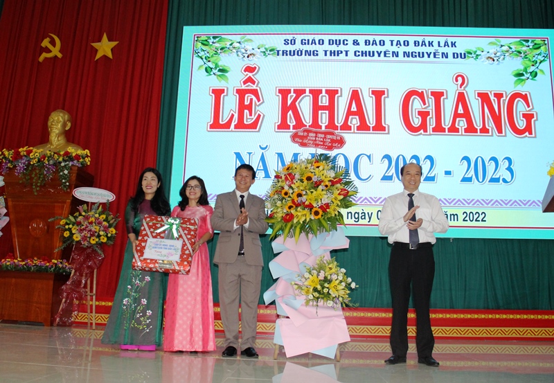 Chủ tịch UBND tỉnh Phạm Ngọc Nghị dự Lễ khai giảng tại Trường THPT Chuyên Nguyễn Du