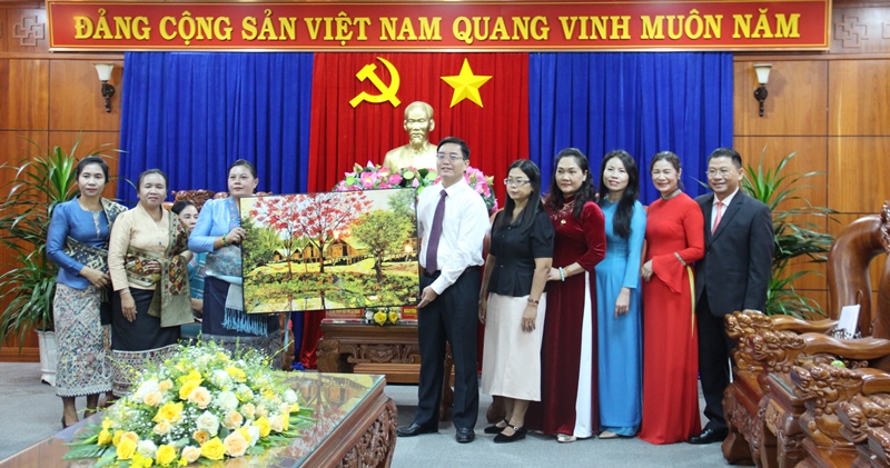 Hội Liên hiệp Phụ nữ 4 tỉnh Nam Lào chào xã giao lãnh đạo Tỉnh ủy Đắk Lắk