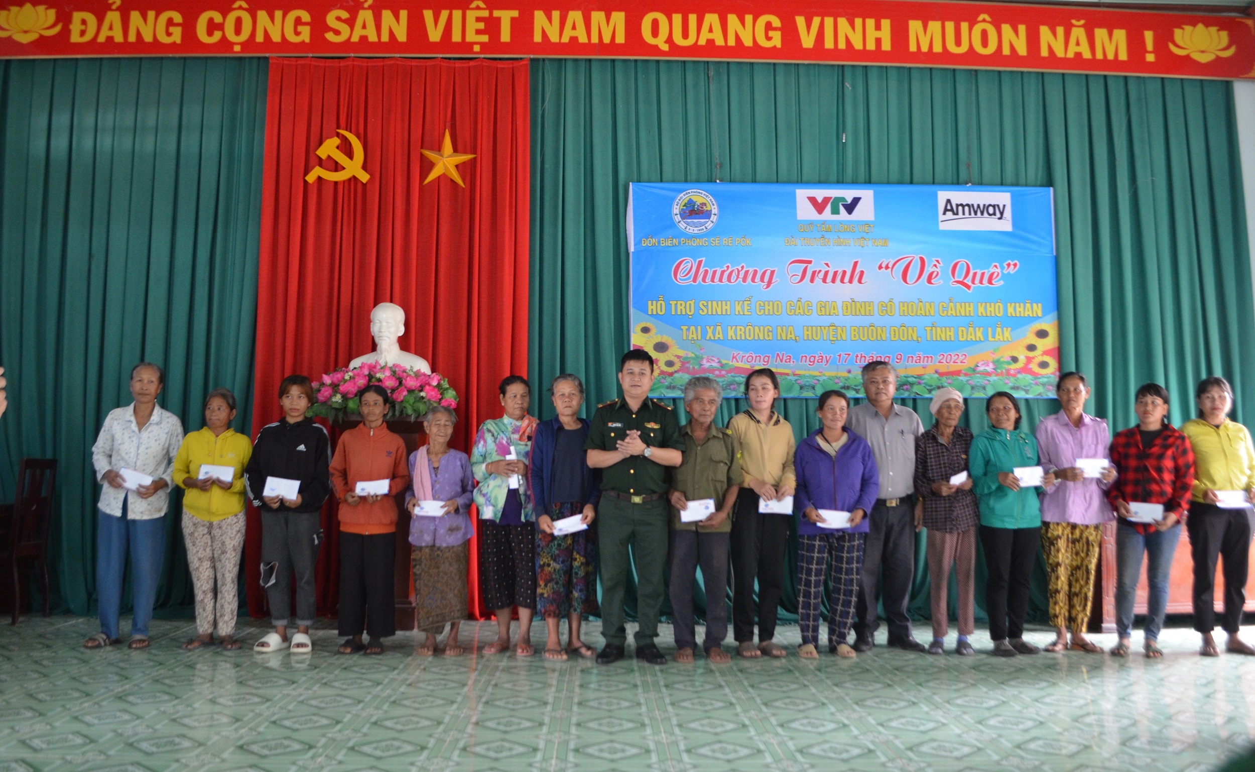 Trao hỗ trợ sinh kế cho hộ nghèo tại xã biên giới Krông Na